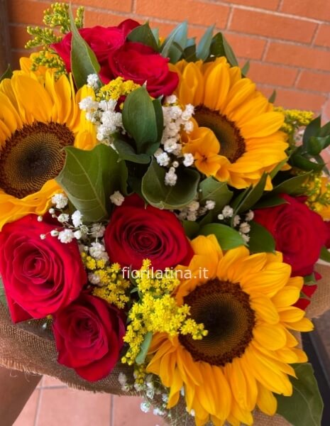 Bouquet di girasoli e rose rosse