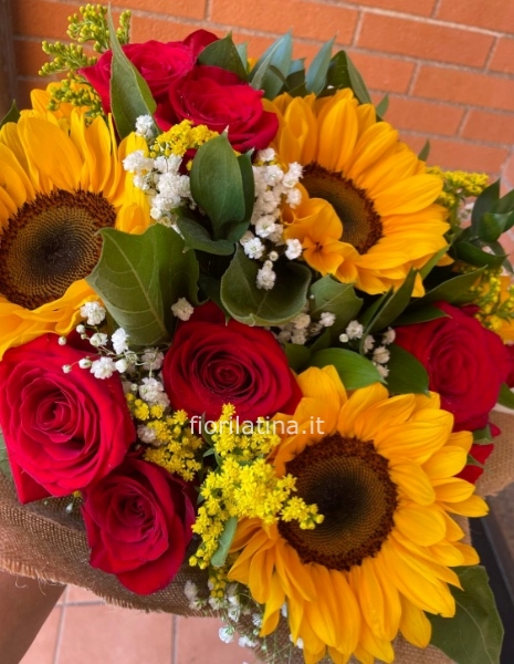 Bouquet di girasoli e rose rosse
