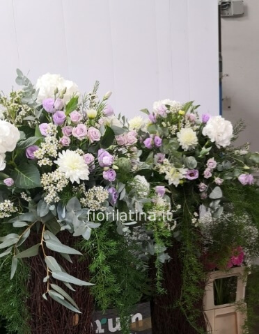 Cestino con rose e viburno o altro verde