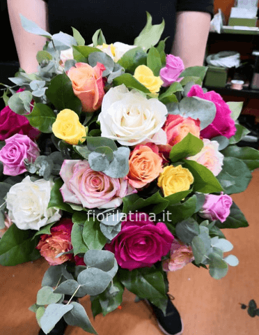 Bouquet di 15 rose di colori mix dimensione 60x60 cm  prezzo 50€
