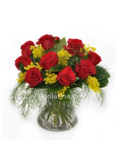 Bouquet di rose rosse e mimosa medio