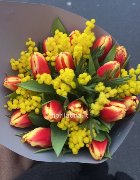 Bouquet di tulipani colorati e mimosa | Festa della Donna