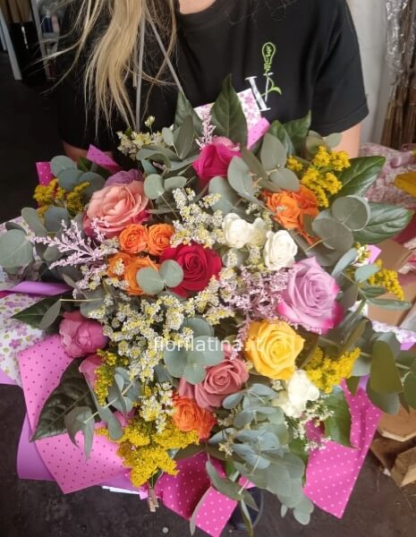 Bouquet di fiori misti sui toni del rosso per Laurea