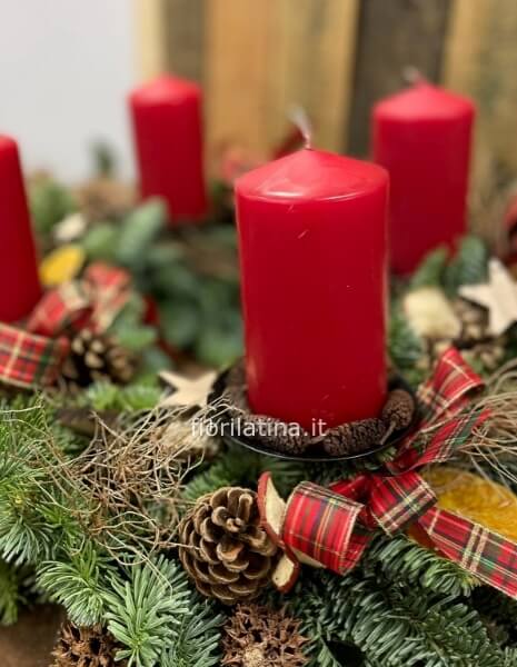 Centrotavola dell'avvento con candele di Natale 