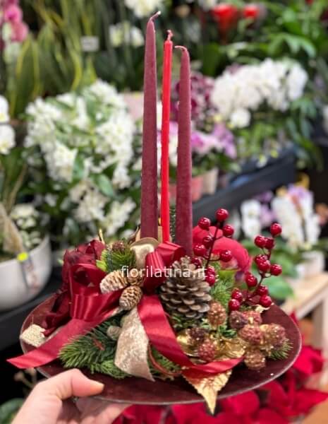 Centrotavola Natalizio con fiori finti con candele 